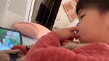 这真的是个傻儿子,看个电视都能笑得这么开心,笑点简直太低了！