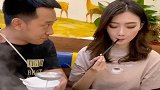 帅哥舀汤只顾看美女,结果却尴尬了,看完憋住别笑!
