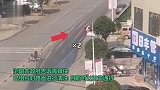 油桶打翻在县城街头，路过多车打滑险出事故，当地：已清洗路面