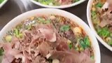 网红面馆来了，老板娘终于认可了桃子的加肉方式，瞧她开心的样