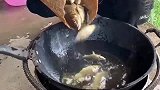 这样煮鱼的方法还是第一次见，活鱼直接油炸了，真是长见识了