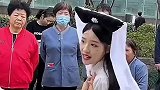 街口偶遇女网红，大妈怀疑人生了