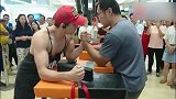 扳手腕外国肌肉大汉中国大叔，大叔秒对面，网友真牛