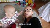 淘气宝宝抢妈妈的眼镜，一个转身，眼镜就得手了！