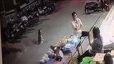 这一幕真是丧心病狂！皮卡司机就是个“人渣”，要不是监控谁信！