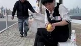 大哥小小的善举，却换来大回报，真是祖坟冒烟了