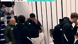 维尼修斯在球员通道里情绪低落 姆巴佩和平图斯接连上前安慰