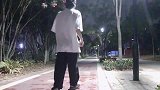 帅哥半夜无人街头跳“鬼步”，真是艺高人胆大