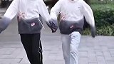为什么男生之间牵手看着很奇怪呢？