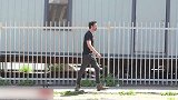 搞笑整蛊路人：男子用电笔整蛊路人，结果被路人狂追！