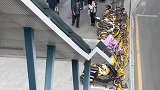 男子将共享单车扔到路上，还阻拦过路骑行者通过