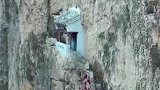 悬崖绝壁上的小屋，多年无人上香，这么险的地方是怎么建的呢