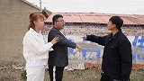 两口子吵架，路过大哥出手相助，没想却被坑惨