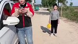 逗逗小姑看她反应