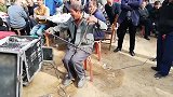 这位大爷是真会拉二胡，不信你看看他的操作