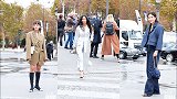 实拍巴黎街拍达人，那位白衣美女在街上回头率百分百啊？！