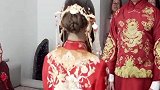 婚礼上夫妻对拜，谁鞠躬深谁在家说了算，旁边丈母娘看到可开心了