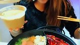 火锅蘸料都能吃的这么优秀，一看妹子这经济条件就不差