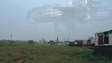 农场上空出现UFO，外星战舰还从其身边飞过，男子拍下全过程