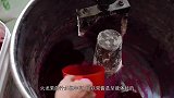 大妈做稀罕小吃一个8元，顾客看颜色不敢买，老板：纯天然的！