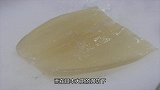 日本大厨的刀有多快，新鲜鱿鱼三两下就切成鱿鱼丝，食客：还活着