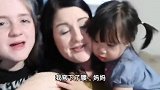 收养的中国宝宝真可爱，和外国妈妈姐姐越长越像了，难怪这么宠！