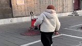 老人摔倒呼救寻帮助，孩子第一时间冲了过来