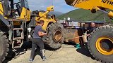 铲车师傅换胎不需要帮手，只需要抚恤金