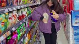 这是谁家狗子落在超市啦！