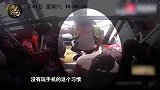 男子公交车上偷手机，被见义勇为的小伙子暴打一顿！