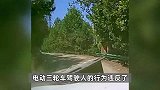三轮车转弯过快侧翻，客车避让不及碰撞，交警：三轮车主责汽车次责