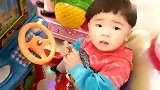 农村萌宝非得自己投币进去，妈妈帮忙还不让