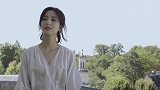佟丽娅回家乡，穿白裤小白鞋在堆积的玉米秸上拍照，美出新高度！