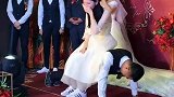 伴郎说让我先歇会儿吧！伴娘害羞的说好吧！