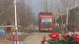 大货车遇婚车，主动倒车200米礼让，讲究