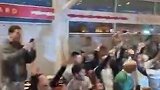 灵魂歌手！萨利巴被众人围在中间深情投入领唱