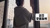 00后音乐老师在窗户上对着落日余晖写毛笔字