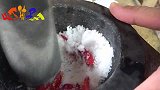 用个大盆烤鸡吃，烤得金黄发亮，真是让人垂涎欲滴！