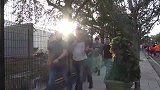 假扮树人故意向路人伸手，路人防不胜防