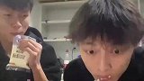 高校两个男生喝牛奶，没想到室友居然留了一手