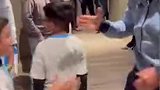 阿根廷客战智利赛前，梅西与老队友比达尔的孩子们合影