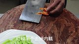 芹菜炒肉，万万不可直接下锅炒，学会这个小技巧，肉片滑嫩更入味