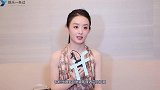 太暖心！赵丽颖无锡拍戏遭围堵拍照，工作人员打黑伞挡镜头