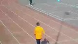 男子在跑道上热身，不料被后方跑步的人，精准撞上