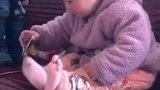 这指甲怎么自己会动？