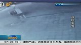 热点-监控实拍老人深夜偷井盖自己失足掉入坑