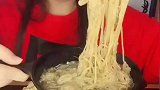 热乎乎的黏糊大冷面，大姐直接大口秃噜，烫的呼哧呼哧的