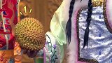 宋小宝表演铁头功，榴莲打自己，表情亮了哈哈哈！