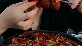一口2个狂吃八爪鱼
