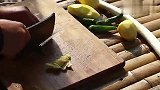 两兄弟吃“干锅牛蛙”铁锅炖，就是香